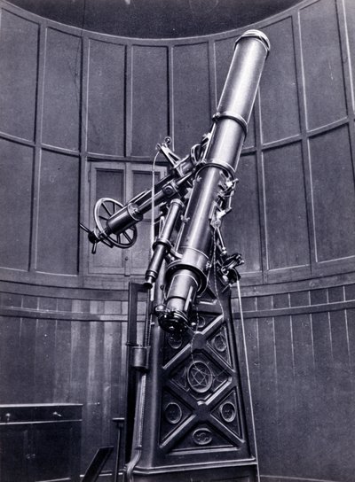 Teleskopet til Giovanni Virginio Schiaparelli (1835-1910) astrofysiker i Brera (Milano). Han observerte rettlinjede konfigurasjoner på planeten Mars, og kalte dem Marskanalene (canali). av Unknown photographer