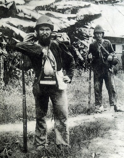 To soldater fra Tonkin-landsbygda i 1883. av Unknown photographer