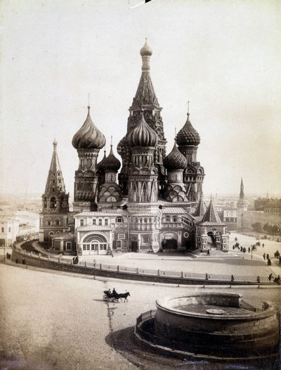 Utsikt over kirken St. Basil den salige på den røde plass i Moskva. av Unknown photographer
