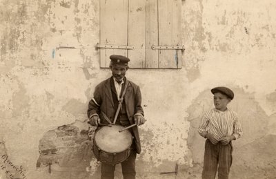 auksjonarius og barn av Unknown photographer