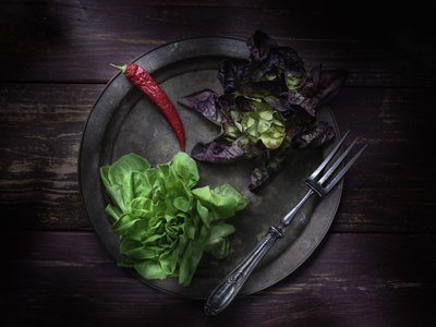 «Fresh Greens» – mørk tallerken av Vadim Kulinsky
