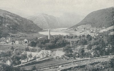 En irsk landsby Glendalough, 1910 av Valentine and Sons Ltd
