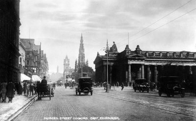 Ser østover langs Princes Street, Edinburgh, tidlig på 1900-tallet. av Valentine and Sons Ltd