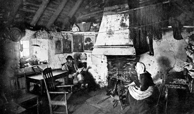 Interiør i en husmannsbolig, Shetland, Skottland, 1924-1926. av Valentine and Sons Ltd