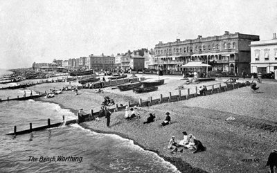 Stranden ved Worthing, West Sussex, 1917. av Valentine and Sons Publishing Co
