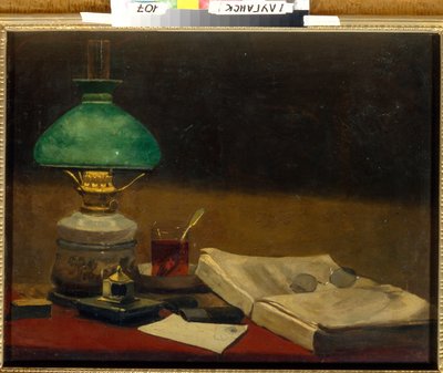 ""Nature morte"" (stilleben) Bok, skrivebordslampe, glass og en kopp te - Maleri av Vasili Polenov (1844-1927) Olje på lerret Dim 61,3x79,3 cm Regionalt kunstmuseum, Lugansk av Vasilij Dmitrievich Polenov
