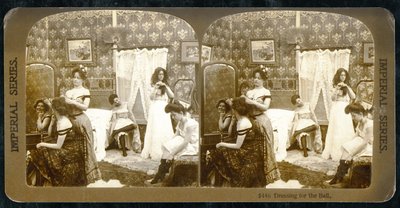 'Dressing for the Ball', ca. 1900 (sepia-bilde) (se også 473245) av Vermont, USA H.C. White Company
