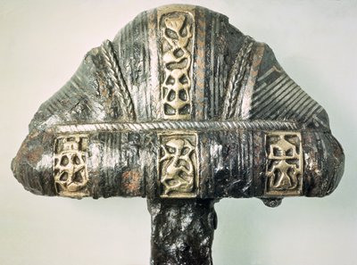 Detalj av et sverdfeste med stemplet dekorasjon (messing og jern) av Viking