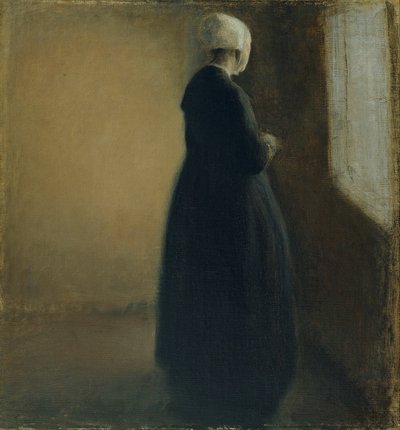 En gammel kvinne som står ved et vindu av Vilhelm Hammershøi