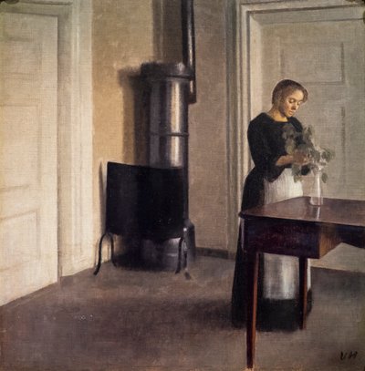 Interiør med en kvinne som arrangerer blomster i en vase av Vilhelm Hammershoi