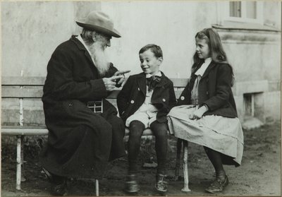 Leo Tolstoy med barnebarna Leo og Sofia, 1909 av Vladimir Grigorievich Chertkov