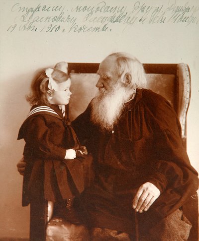 Den russiske forfatteren Leo Tolstoj med barnebarnet Tatiana, Yasnaya Polyana, Russland, c1910. av Vladimir Grigorievich Chertkov