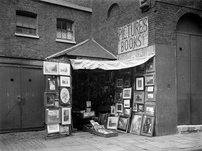 Innrammede bilder vist utenfor en bruktbok- og bildebutikk, London, 1933. av WA Clark