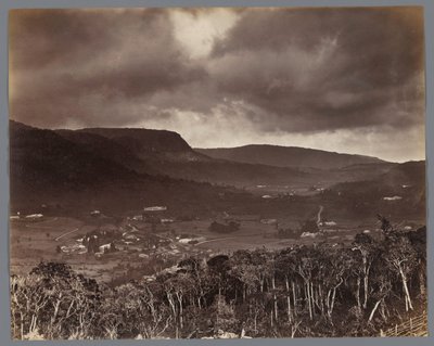 Utsikt over Nuwara Eliya sett fra Oliphant Estate, Ceylon av W.L.H. Skeen and Co.