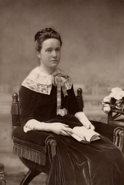 ""Millicent Fawcett (født Garrett - 1947-1929) engelsk feminist, i 50 år leder av bevegelsen for kvinners stemmerett. Søster til pioneren kvinnelegen Elizabeth Garrett Anderson; kone til Henry Fawcett, den blinde radikale politikeren (woodburytyp av W. and D. (after) Downey
