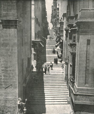 En bratt gate i Valletta, Malta, 1895. av W and S Ltd