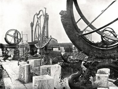 Noen instrumenter på toppen av observatoriet, Pekin, Kina, 1895. av W and S Ltd