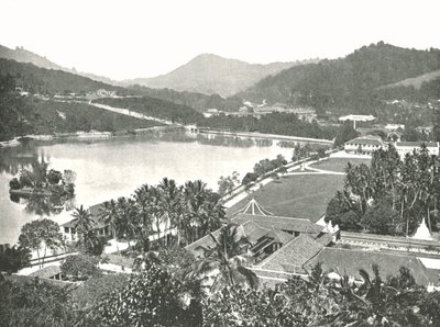Utsikt fra Lady Hortons Walk, Kandy, Ceylon, 1895. av W and S Ltd