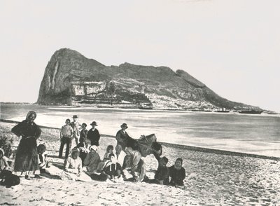 Utsikt over klippen fra havet, Gibraltar, 1895. av W and S Ltd