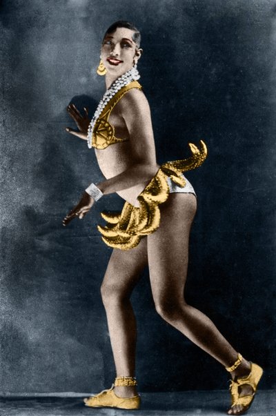 Josephine Baker (1906-1975) i 1925 i Revue Negre ved Theatre des Champs-Elysees (Champs Elysees), med sitt bananbelte. Fotografi av Lucien Walery (1863-1935). av Walery