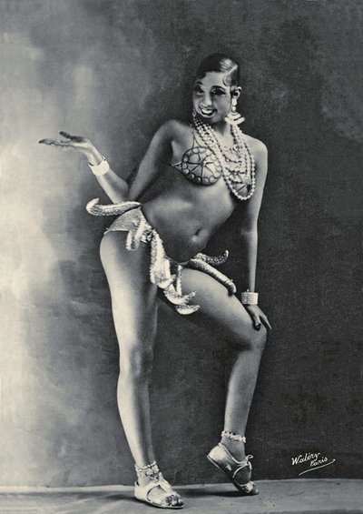 Josephine Baker iført sitt berømte banankostyme ca. 1927 (s/hvitt-bilde) av Walery
