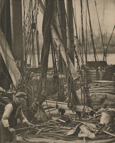 Ved foten av masten på en Thames-lekter, c1935. av Walter Benington