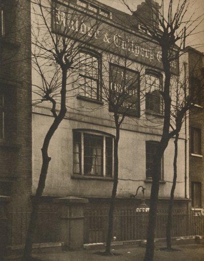 Ved tegnet til den gamle klokken i St. Brides kirkegård, c1935. av Walter Benington