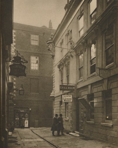 I Devereux Court, Full of Attende-Century Associations, c1935. av Walter Benington