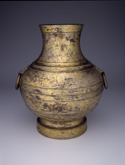 Oppbevaringskar (Hu eller Zhong) med sammenflettede drager og stiliserte skyer (bronse med innskåret dekorasjon og gull- og sølvamalgam) av Western Han Dynasty Chinese School