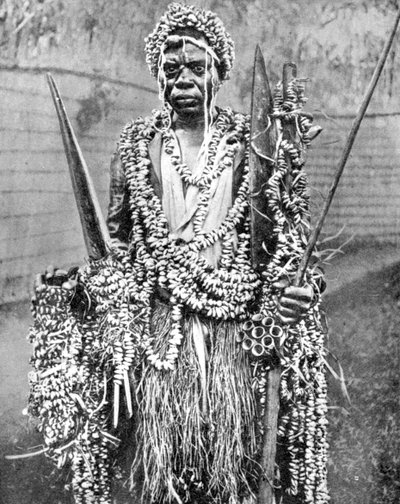 En heksedoktor, Uganda, Afrika, 1936. av Wide World Photos