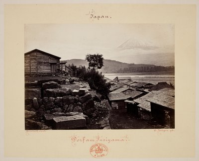 Fusiyama. Hus og Mount Fuji i bakgrunnen. av Wilhelm J. Burger
