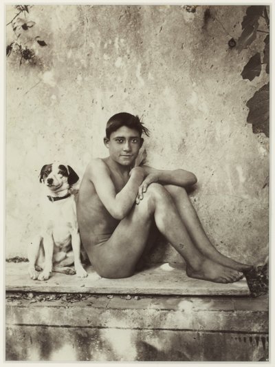 Boy and His Dog, Taormina, Italia, ca. 1900 (albumintrykk) av Baron Wilhelm von Gloeden