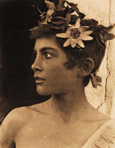 Studie av en siciliansk gutt med pasjonsblomster i håret, Sicilia, ca. 1899 (bilde) av Baron Wilhelm von Gloeden