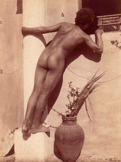 studie av en gutt som ser gjennom et vindu, ca. 1900 av Baron Wilhelm von Gloeden