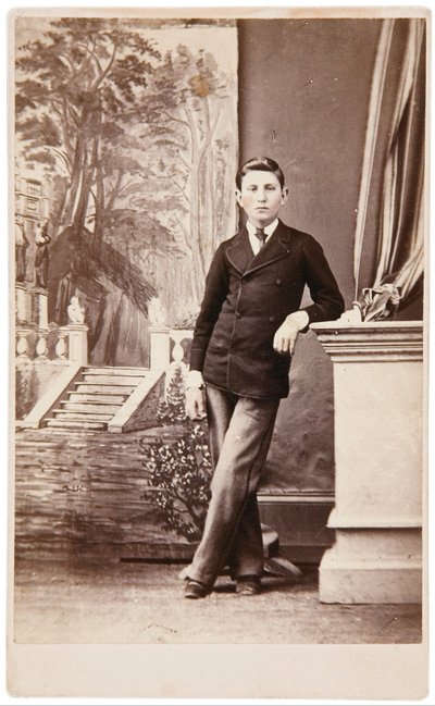 Studioportrett av ung mann foran malt bakgrunn av trapper og hage av William Bentley