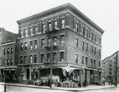 767 East 152nd Street, 7. desember 1915 av William Davis Hassler