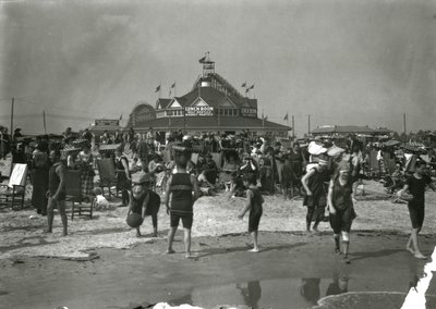 Strandscene, Coney Island, ca. 1910-21 av William Davis Hassler