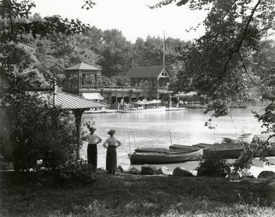 Central Park Boat House, ca. 1910-21 av William Davis Hassler