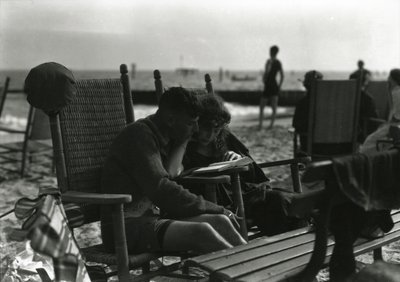 Par som leser på stranden, Coney Island, ca. 1910-21 av William Davis Hassler