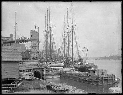 Havner og båter på uidentifisert vannkant, muligens Harlem River, Inwood, New York, ca. 1910 av William Davis Hassler