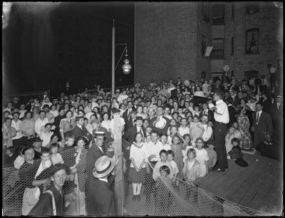 Evangelistic Society-møte, East 79th Street og Avenue A, New York City, 24. juli 1914 av William Davis Hassler