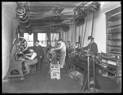 Verksted i femte etasje, Geyser Electric Water Heater Company, 42 Hudson Street, New York City, 31. desember 1914 av William Davis Hassler