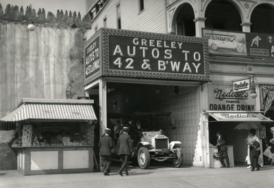 Greeley Autos til 42 og B'Way, ca. 1910-21 av William Davis Hassler