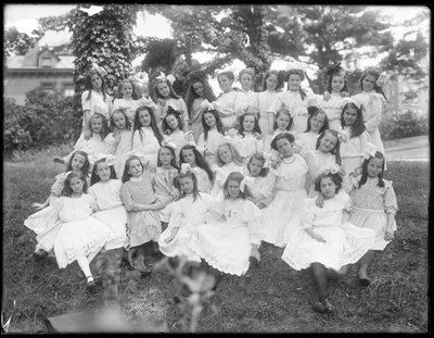 Gruppeportrett av uidentifiserte små jenter, sannsynligvis det romersk-katolske orphan asylum, Kingsbridge, Bronx, ca. 1910 av William Davis Hassler