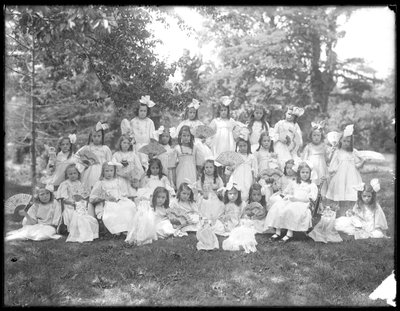 Gruppeportrett av uidentifiserte små jenter, sannsynligvis det romersk-katolske orphan asylum, Kingsbridge, Bronx, ca. 1910 av William Davis Hassler