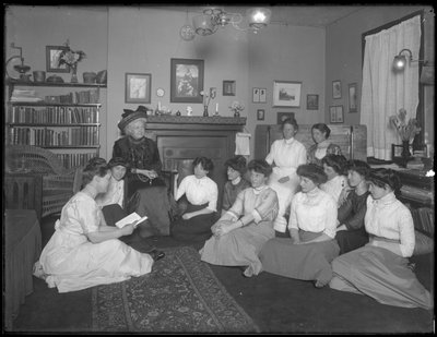 Harriet E. Hassler med en gruppe unge kvinner, 206 W. 13th Street, New York, ca. 1912 av William Davis Hassler