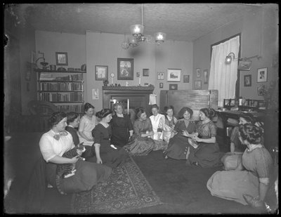 Harriet E. Hassler med en gruppe unge kvinner, 206 W. 13th Street, New York, ca. 1912 av William Davis Hassler