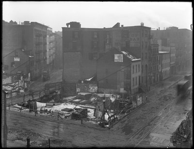 Høyvinklet visning av kryssene mellom Downing Street, West Houston Street og Varick Street, New York City, 18. februar 1916 av William Davis Hassler