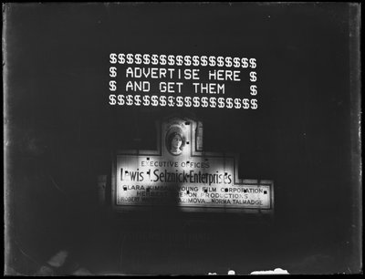 Opplyst skilt for reklame og flombelyst skilt for Selznick Enterprises, New York City, januar 1917 av William Davis Hassler