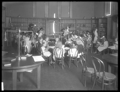 Innvendig visning av en uidentifisert gren av Queens Borough Public Library, ca. 1910 av William Davis Hassler